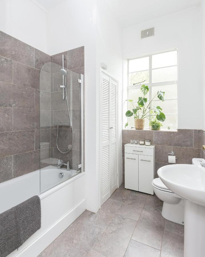 Chic 1 Bedroom In Bloomsbury, Sleeps 4 * Londra
